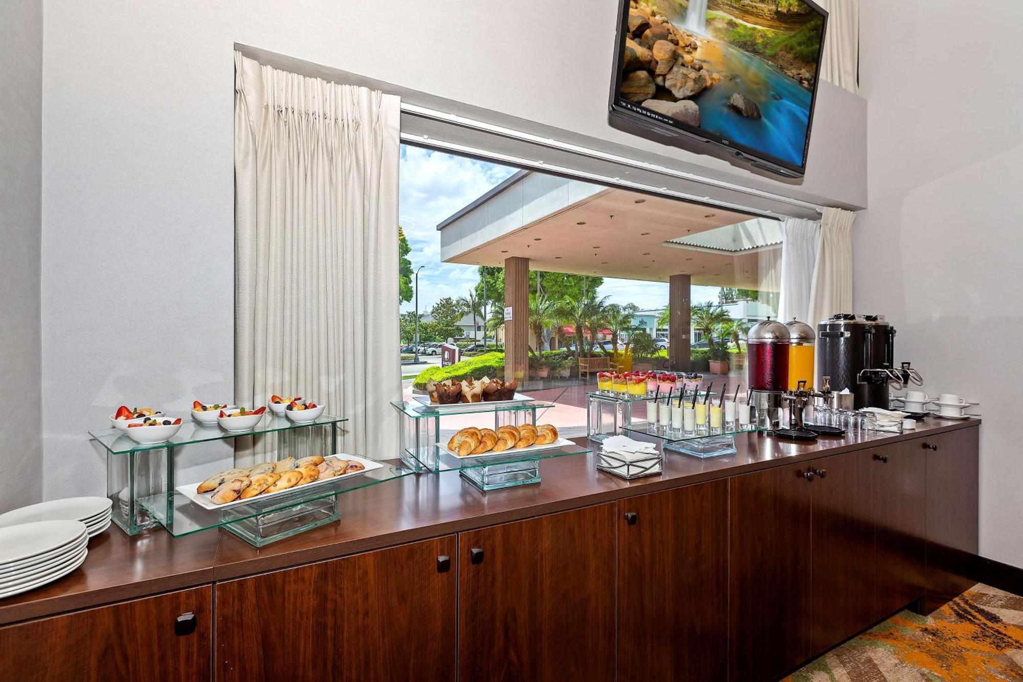Hotel Doubletree By Hilton Whittier Esterno foto